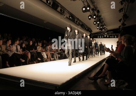 09 oct. 2007 - Sydney, Australie - RAFW TranSeasonal 2008 - Injury Catwalk. Des modèles présentent des dessins de la ligne de blessure le deuxième jour des collections Transeasons 2008 de la semaine australienne de la mode Rosemount, au terminal des passagers à l'étranger (crédit image : Marianna Day Massey/ZUMAPRESS.com) Banque D'Images