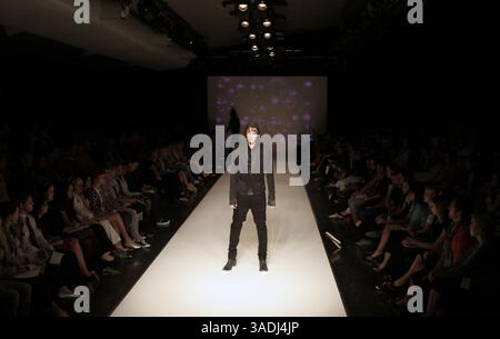 09 oct. 2007 - Sydney, Australie - RAFW TranSeasonal 2008 - Injury Catwalk. Un modèle présente des dessins de la ligne de blessure le deuxième jour des collections Transeasons 2008 de la semaine australienne de la mode Rosemount, au terminal des passagers à l'étranger (crédit image : Marianna Day Massey/ZUMAPRESS.com) Banque D'Images