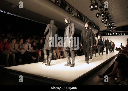 09 oct. 2007 - Sydney, Australie - RAFW TranSeasonal 2008 - Injury Catwalk. Des modèles présentent des dessins de la ligne de blessure le deuxième jour des collections Transeasons 2008 de la semaine australienne de la mode Rosemount, au terminal des passagers à l'étranger (crédit image : Marianna Day Massey/ZUMAPRESS.com) Banque D'Images