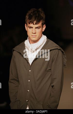 09 oct. 2007 - Sydney, Australie - RAFW Transeasons 2008 - Kornerd Catwalk. Un modèle présente des dessins de la ligne Kornerd lors du deuxième jour des collections Transeasons 2008 de la semaine australienne de la mode Rosemount, au terminal des passagers à l'étranger (crédit image : Marianna Day Massey/ZUMAPRESS.com) Banque D'Images