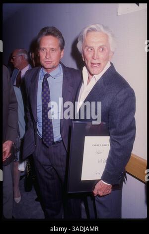 MICHAEL DOUGLAS et KIRK DOUGLAS assistent au Kirk Douglas Dedicates Alzheimer's Unit Motion Picture 7 TV Fund à Woodland Hills le 16 novembre 1992. (Michelson - Roger Karnbad/1992)Michelson/ZUMA Press (image crédit : Michelson/ZUMAPRESS.com) Banque D'Images