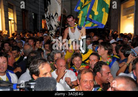 16 août 2008 - Sienne, Toscane, Italie - chaque premier jour de juillet et chaque 16 août à Sienne, une vieille et belle ville de la région de Toscane au milieu de l'Italie, célébrez l'événement médiéval le plus important et typique appelé 'le Palio'. Le Palio est une tradition séculaire historique strictement liée à l'origine des Contradas de Sienne (districts dans lesquels la ville est divisée). À l'origine, il y avait environ cinquante-neuf 'Contrade', maintenant seulement dix-sept restent, dont dix participent au concours historique et à la course à chaque Palio, sept à droite et trois tirés au sort. L'esprit Banque D'Images