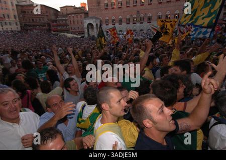 16 août 2008 - Sienne, Toscane, Italie - chaque premier jour de juillet et chaque 16 août à Sienne, une vieille et belle ville de la région de Toscane au milieu de l'Italie, célébrez l'événement médiéval le plus important et typique appelé 'le Palio'. Le Palio est une tradition séculaire historique strictement liée à l'origine des Contradas de Sienne (districts dans lesquels la ville est divisée). À l'origine, il y avait environ cinquante-neuf 'Contrade', maintenant seulement dix-sept restent, dont dix participent au concours historique et à la course à chaque Palio, sept à droite et trois tirés au sort. L'esprit Banque D'Images