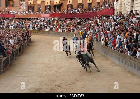 16 août 2008 - Sienne, Toscane, Italie - chaque premier jour de juillet et chaque 16 août à Sienne, une vieille et belle ville de la région de Toscane au milieu de l'Italie, célébrez l'événement médiéval le plus important et typique appelé 'le Palio'. Le Palio est une tradition séculaire historique strictement liée à l'origine des Contradas de Sienne (districts dans lesquels la ville est divisée). À l'origine, il y avait environ cinquante-neuf 'Contrade', maintenant seulement dix-sept restent, dont dix participent au concours historique et à la course à chaque Palio, sept à droite et trois tirés au sort. L'esprit Banque D'Images
