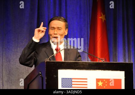 28 juil. 2009 - Washington, District of Columbia, États-Unis - Wang Qishan, vice-premier ministre chinois, prend la parole lors d'un dîner consacré aux relations sino-américaines (image crédit : Jay Mallin/ZUMAPRESS.com) Banque D'Images
