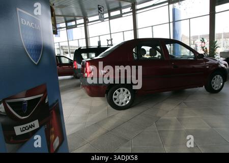 24 février 2007 - Hongrie, Budapest - les clients regardent les modèles 2007 de la Dacia Logan chez un concessionnaire à Budapest. Automobile Dacia sa est la filiale roumaine de Renault sa, deuxième constructeur automobile français. (Crédit image : NorthFoto/ZUMAPRESS.com) Banque D'Images