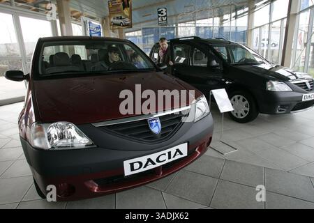 24 février 2007 - Hongrie, Budapest - les clients regardent les modèles 2007 de la Dacia Logan chez un concessionnaire à Budapest. Automobile Dacia sa est la filiale roumaine de Renault sa, deuxième constructeur automobile français. (Crédit image : NorthFoto/ZUMAPRESS.com) Banque D'Images