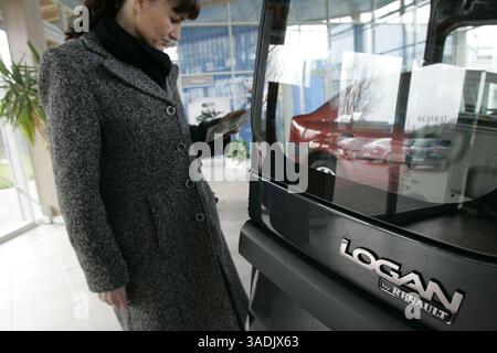 24 février 2007 - Hongrie, Budapest - les clients regardent les modèles 2007 de la Dacia Logan chez un concessionnaire à Budapest. Automobile Dacia sa est la filiale roumaine de Renault sa, deuxième constructeur automobile français. (Crédit image : NorthFoto/ZUMAPRESS.com) Banque D'Images