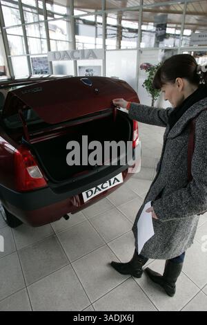 24 février 2007 - Hongrie, Budapest - les clients regardent les modèles 2007 de la Dacia Logan chez un concessionnaire à Budapest. Automobile Dacia sa est la filiale roumaine de Renault sa, deuxième constructeur automobile français. (Crédit image : NorthFoto/ZUMAPRESS.com) Banque D'Images