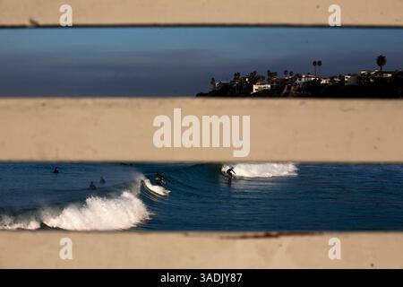 18 février 2012 - San Clemente, Californie, États-Unis - deux jeunes surfeurs chevauchent la même vague près de la jetée de San Clemente par un matin clair et vif. La température de l'air a plané vers le milieu des années 40 et la température de l'eau vers le milieu des années 50.(crédit image : © Jerry Englehart Jr./ZUMAPRESS.com) Banque D'Images