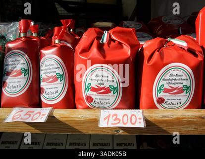 17 février 2008 - Heviz, Hongrie - sacs de paprika hongrois exposés à Heviz, Hongrie. Le paprika est une épice issue du broyage de poivrons rouges sucrés séchés et est utilisé comme ingrédient dans une grande variété de plats à travers le monde (crédit image : NorthFoto/ZUMAPRESS.com) Banque D'Images