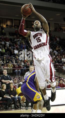 18 février 2012 - Columbia, SC, USA - L'attaquant des Gamecocks de Caroline du Sud, Malik Cooke (15 ans), tire pendant la première mi-temps contre LSU au Colonial Life Arena de Columbia, Caroline du Sud, samedi 18 février 2012. Le LSU bat la Caroline du Sud, 68-58. (Crédit image : © Tracy Glantz/The State/MCT/ZUMAPRESS.com) Banque D'Images
