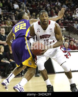 18 février 2012 - Columbia, SC, États-Unis - L'attaquant des Gamecocks de Caroline du Sud, Malik Cooke (15 ans), passe devant le garde des Tigres de la LSU Ralston Turner (22 ans) pour marquer pendant la première mi-temps au Colonial Life Arena de Columbia, Caroline du Sud, samedi 18 février 2012. Le LSU bat la Caroline du Sud, 68-58. (Crédit image : © Tracy Glantz/The State/MCT/ZUMAPRESS.com) Banque D'Images
