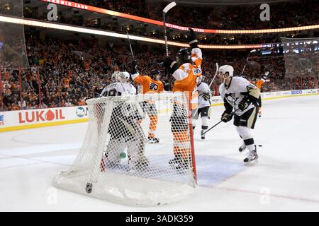 18 février 2012 - Philadelphie, Pennsylvanie, États-Unis d'Amérique - Scott Hartnell (#19) des Flyers de Philadelphie et Jaromir Jagr (#68) des Flyers de Philadelphie célèbrent le but qu'ils viennent de marquer lors de la première période du match entre les Penguins de Pittsburgh et les Flyers de Philadelphie au Wells Fargo Center. (Crédit image : © Bob Fina/Southcreek/ZUMAPRESS.com) Banque D'Images
