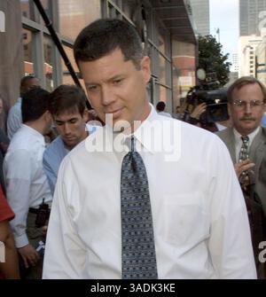 08 août 2001 ; Houston, Texas, États-Unis ; YATES a été reconnu coupable de deux chefs d'accusation de meurtre le 12/03/02. RUSSELL YATES quitte le bâtiment des tribunaux pénaux du comté de Harris pour la mise en accusation de sa femme Andrea Yates qui est accusée de la mort par noyade de leurs cinq enfants. (Crédit image : James Nielsen/ZUMAPRESS.com) Banque D'Images