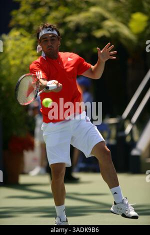Jul 29, 2009 - Los Angeles, Californie, États-Unis - MARCOS BAGHDATIS retourne un ballon en jouant contre son adversaire John Isner au LA Tennis Open. John Isner Beat Marcos Baghdatis, 6-3, 7-6 (11 (crédit image : Wally Nell/ZUMAPRESS.com) Banque D'Images