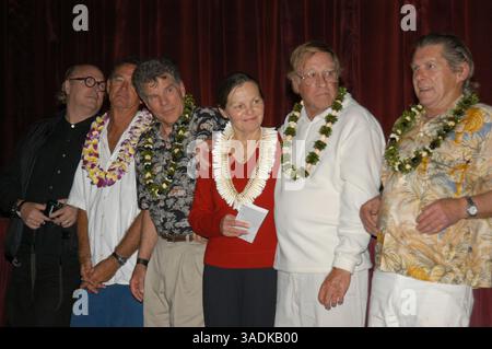 16 avril 2004 ; Newport Beach, CA, États-Unis ; [de gauche à droite] JOHN VAN HAMERSVELD (a créé une œuvre originale pour le film) ROBERT AUGUST (acteur dans le film), R. PAUL ALLEN (promoteur), PAT BROWN (épouse), BRUCE BROWN (réalisateur/scénariste), et MIKE HYNSON (acteur dans le film) racontent des histoires sur les premiers jours du cinéma surf et de la culture du surf, lors du gala de pré-projection de 'The Endless Summer'. (Image de crédit : NBFF/ZUMAPRESS.com) Banque D'Images