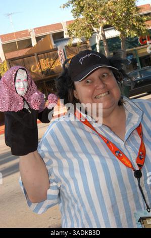 21 avril 2004 ; Newport Beach, CA, États-Unis ; le réalisateur REN BLOOD arrive au Lido Theater avant la projection de « Dragnuns in Tinseltown » lors du Newport Beach film Festival 2004. (Image de crédit : NBFF/ZUMAPRESS.com) Banque D'Images