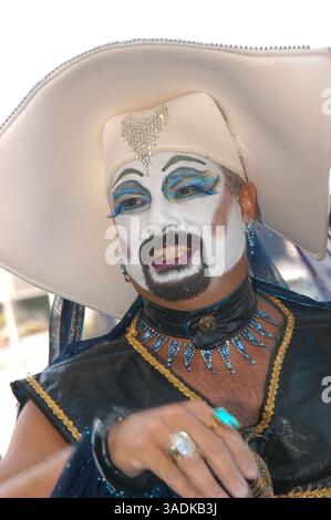 21 avril 2004 ; Newport Beach, CA, États-Unis ; sœur HIMHO arrive au théâtre du Lido avant la projection de 'Dragnuns in Tinseltown' pendant le Newport Beach film Festival 2004. (Image de crédit : NBFF/ZUMAPRESS.com) Banque D'Images