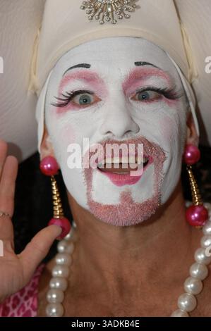 21 avril 2004 ; Newport Beach, CA, États-Unis ; sœur BUFFY arrivant au théâtre du Lido avant la projection de 'Dragnuns in Tinseltown' pendant le Newport Beach film Festival 2004. (Image de crédit : NBFF/ZUMAPRESS.com) Banque D'Images