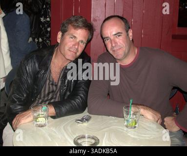 26 avril 2004 ; Newport Beach, CA, États-Unis ; BILLY FRIED de la Vida - une société indépendante de Laguna Beach - est assis avec DAN HIRT de Primary Colors au pub irlandais de Muldoon après la projection du film Bloom de la société de production Irish Spotlight. (Image de crédit : NBFF/ZUMAPRESS.com) Banque D'Images
