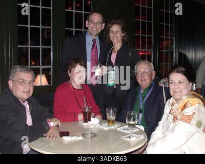 26 avril 2004 ; Newport Beach, CA, États-Unis ; GREGG SCHWENK, directeur exécutif du Newport Beach film Festival, et LESLIE FEIBLEMAN, Community Outreach/Children's Program profitez de la soirée en famille et entre amis au pub irlandais de Muldoon après la projection du film Bloom de la société de production Irish Spotlight. (Image de crédit : NBFF/ZUMAPRESS.com) Banque D'Images