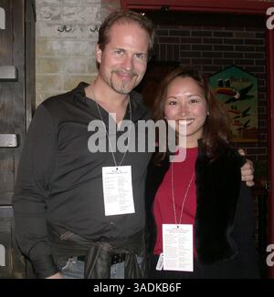 26 avril 2004 ; Newport Beach, CA, États-Unis ; LUKE BELANGER, scénariste et producteur de 'Ice Cold', profitant de la soirée avec MADELEINE WONG, membre bénévole, au pub irlandais de Muldoon après la projection du film 'Bloom' de la société de production Irish Spotlight. (Image de crédit : NBFF/ZUMAPRESS.com) Banque D'Images