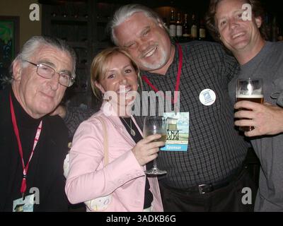 26 avril 2004 ; Newport Beach, CA, USA ; JOEL SPECALLACY et RAY HALOWSKI de la Surfrider Foundation de Newport Beach avec DON LEACH du Daily Pilot profitez de la soirée avec MANDY MARK lors de la réception au pub irlandais de Muldoon après la projection du film Bloom de la société de production Irish Spotlight. (Image de crédit : NBFF/ZUMAPRESS.com) Banque D'Images