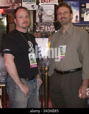 26 avril 2004 ; Newport Beach, CA, États-Unis ; ALEX MELLI, réalisateur de 'The Horse Trader' & 'Calogero's Day Off' discute avec PHIL G. YUHAS, scénariste de 'Calogero's Day Off' au Newport Beach film Festival. (Image de crédit : NBFF/ZUMAPRESS.com) Banque D'Images