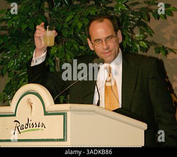 26 avril 2004 ; Newport Beach, CA, États-Unis ; GREGG SCHWENK remercie 'Absolut Vodka' d'avoir parrainé la NBFF lors de la 5e soirée de remise des prix annuelle au Newport Beach film Festival. (Image de crédit : NBFF/ZUMAPRESS.com) Banque D'Images