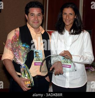 26 avril 2004 ; Newport Beach, CA, États-Unis ; « Born into borthels » de ROSS KAUFFMAN & ZANA BRISKI a remporté le prix du « meilleur documentaire » lors de la 5e soirée de remise des prix annuelle au Newport Beach film Festival. (Image de crédit : NBFF/ZUMAPRESS.com) Banque D'Images