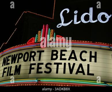 26 avril 2004 ; Newport Beach, CA, États-Unis ; le théâtre du Lido s'illumine pour la dernière fois en diffusant « Love me If You Dare » lors de la soirée de clôture du Festival du film de Newport Beach. (Image de crédit : NBFF/ZUMAPRESS.com) Banque D'Images