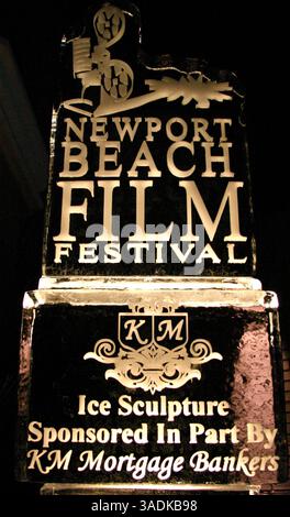 26 avril 2004 ; Newport Beach, CA, États-Unis ; cette sculpture sur glace usurpée en partie par KM Mortgage Bankers ajoute une touche spéciale à la réception de clôture du Newport Beach film Festival. (Image de crédit : NBFF/ZUMAPRESS.com) Banque D'Images