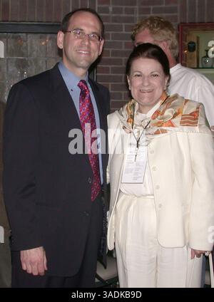 26 avril 2004 ; Newport Beach, CA, États-Unis ; GREGG SCHWENK, directeur exécutif du Newport Beach film Festival, avec Marta HAYDEN, directeur exécutif du Conference and Visitors Bureau au pub irlandais de Muldoon après la projection du film Bloom de la société de production Irish Spotlight. (Image de crédit : NBFF/ZUMAPRESS.com) Banque D'Images