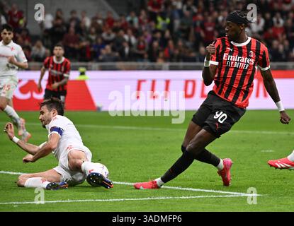 Milan. 6 avril 2025. Tammy Abraham (R) d'AC Milan affronte Luca Ranieri de Fiorentina lors d'un match de Serie A entre AC Milan et Fiorentina à Milan, Italie, en avril. 5, 2025. Crédit : Xinhua/Alamy Live News Banque D'Images