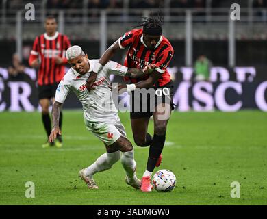 Milan. 6 avril 2025. Tammy Abraham (R) de l'AC Milan affronte Dodo de Fiorentina lors d'un match de Serie A entre l'AC Milan et la Fiorentina à Milan, Italie, en avril. 5, 2025. Crédit : Xinhua/Alamy Live News Banque D'Images