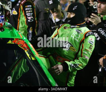 27 février 2012 - Daytona Beach, FL, USA - la pilote Danica Patrick monte dans sa voiture de course avant le départ du Daytona 500 au Daytona International Speedway à Daytona, Beach, Floride, le lundi 27 février, 2012. (crédit image : © Stephen M. Dowell/Orlando Sentinel/MCT/ZUMAPRESS.com) Banque D'Images