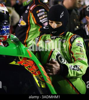27 février 2012 - Daytona Beach, FL, USA - la pilote Danica Patrick monte dans sa voiture de course avant le départ du Daytona 500 au Daytona International Speedway à Daytona, Beach, Floride, le lundi 27 février, 2012. (crédit image : © Stephen M. Dowell/Orlando Sentinel/MCT/ZUMAPRESS.com) Banque D'Images