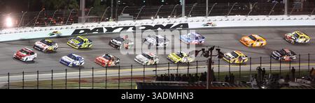 27 février 2012 - Daytona Beach, FL, États-Unis - le terrain devient vert pour le départ du Daytona 500 au Daytona International Speedway à Daytona Beach, Floride, lundi soir, 27 février 2012. (Crédit image : © Joe Burbank/Orlando Sentinel/MCT/ZUMAPRESS.com) Banque D'Images