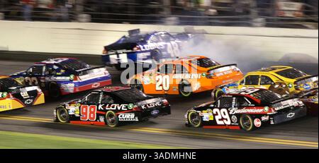 27 février 2012 - Daytona Beach, FL, États-Unis - Jimmie Johnson (48) frappe le mur lors du deuxième tour du Daytona 500 au Daytona International Speedway à Daytona Beach, Floride, lundi soir, 27 février 2012. (Crédit image : © Joe Burbank/Orlando Sentinel/MCT/ZUMAPRESS.com) Banque D'Images