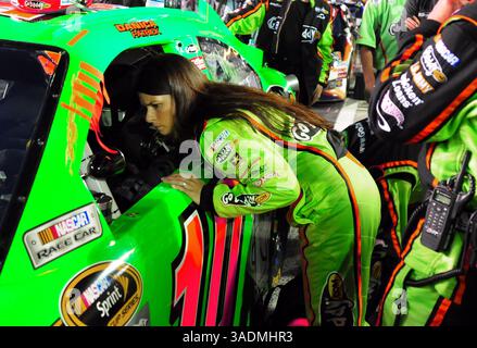 27 février 2012 - Daytona Beach, FL, États-Unis - Danica Patrick, pilote de NASCAR, entre dans sa voiture avant le départ du Daytona 500 au Daytona International Speedway à Daytona Beach, Floride, le lundi 27 février 2012. (Crédit image : © Jeff Siner/Charlotte observer/MCT/ZUMAPRESS.com) Banque D'Images