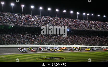27 février 2012 - Daytona Beach, FL, États-Unis - le terrain devient vert pour le départ du Daytona 500 au Daytona International Speedway à Daytona Beach, Floride, lundi soir, 27 février 2012. (Crédit image : © Joe Burbank/Orlando Sentinel/MCT/ZUMAPRESS.com) Banque D'Images