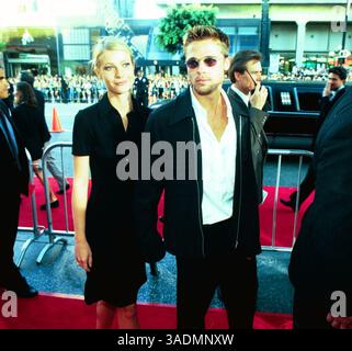 26 juillet 1995 ; Los Angeles, CA, États-Unis ; les acteurs GWYNETH PALTROW et BRAD PITT lors de la première de 'Waterworld' au Chinese Mann Theater. (Crédit image : Chris Pizello/ZUMAPRESS.com) Banque D'Images