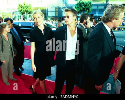 26 juillet 1995 ; Los Angeles, CA, États-Unis ; les acteurs GWYNETH PALTROW et BRAD PITT lors de la première de 'Waterworld' au Chinese Mann Theater. (Crédit image : Chris Pizello/ZUMAPRESS.com) Banque D'Images