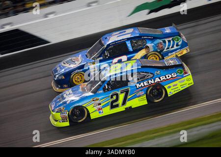 Daytona Beach, FL - 27 février 2012 : Paul Menard (27) et Brad Keselowski (2) courent pour la course Daytona 500 au Daytona International Speedway à Daytona Beach, FL. (Crédit image : © ASP/Cal Sport Media/ZUMAPRESS.com) Banque D'Images