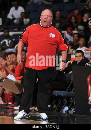 28 février 2012 Anaheim, CA. Gary McKnight, entraîneur-chef des Mater Dei Monarchs, lors de la demi-finale de préparation de basket-ball CIF-SS 1AA entre les Mater Dei Monarchs et les Loyola Cubs au Centre de congrès d'Anaheim..les Mater Dei Monarchs battent les Loyola Cubs 61-58.Louis Lopez/CSM(Credit image : © Louis Lopez/Cal Sport Media/ZUMAPRESS.com) Banque D'Images
