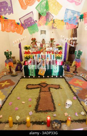 01 nov. 2005 ; San Antonio, TX, États-Unis ; un autel honore le regretté Pape Jean-Paul II, à l'église de Mission San Jose à San Antonio, Texas, le mardi 1er novembre 2005. L'église a été décorée pour Dia de Los Muertos.. (Crédit image : Rumbo/ZUMAPRESS.com) Banque D'Images