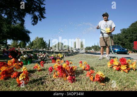 01 nov. 2005 ; San Antonio, TX, États-Unis ; VICTOR RODRIGUEZ arrose la tombe de sa belle-famille au cimetière de San Fernando à San Antonio, Texas, le mardi 1er novembre 2005. Le cimetière était rempli de membres de la famille honorant leurs proches décédés pour le jour des morts, qui est le 2 novembre. (Crédit image : Rumbo/ZUMAPRESS.com) Banque D'Images
