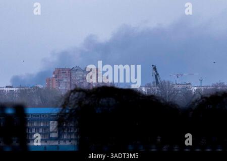 Kiev, ville de Kiev, Ukraine. 6 avril 2025. Fumée qui monte après une frappe de missile russe sur Kiev, la capitale de l'Ukraine. (Crédit image : © Andreas Stroh/ZUMA Press Wire) USAGE ÉDITORIAL SEULEMENT ! Non destiné à UN USAGE commercial ! Crédit : ZUMA Press, Inc/Alamy Live News Banque D'Images