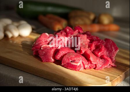 Viande et légumes préparés pour le ragoût de bœuf Banque D'Images